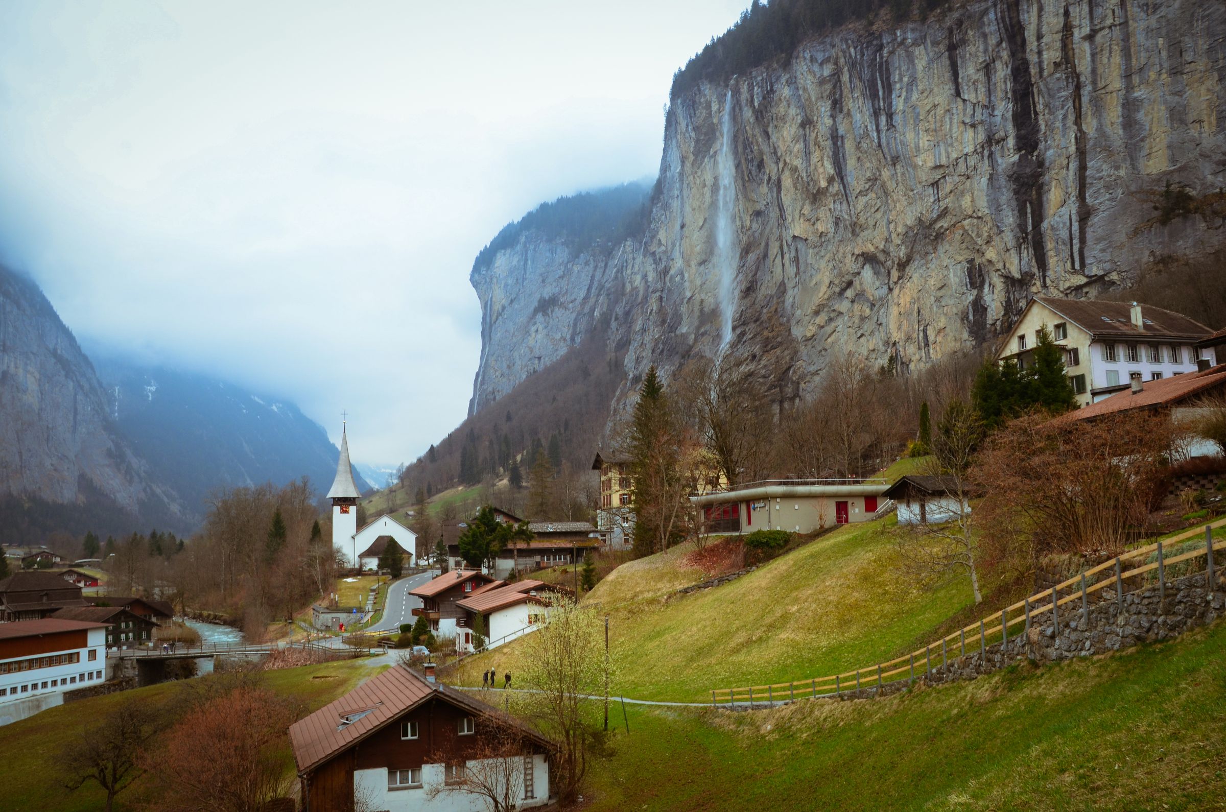 Lauterbrunnen, Switzerland: kampung di lembah hijau dengan air terjun dan tebing Alpine