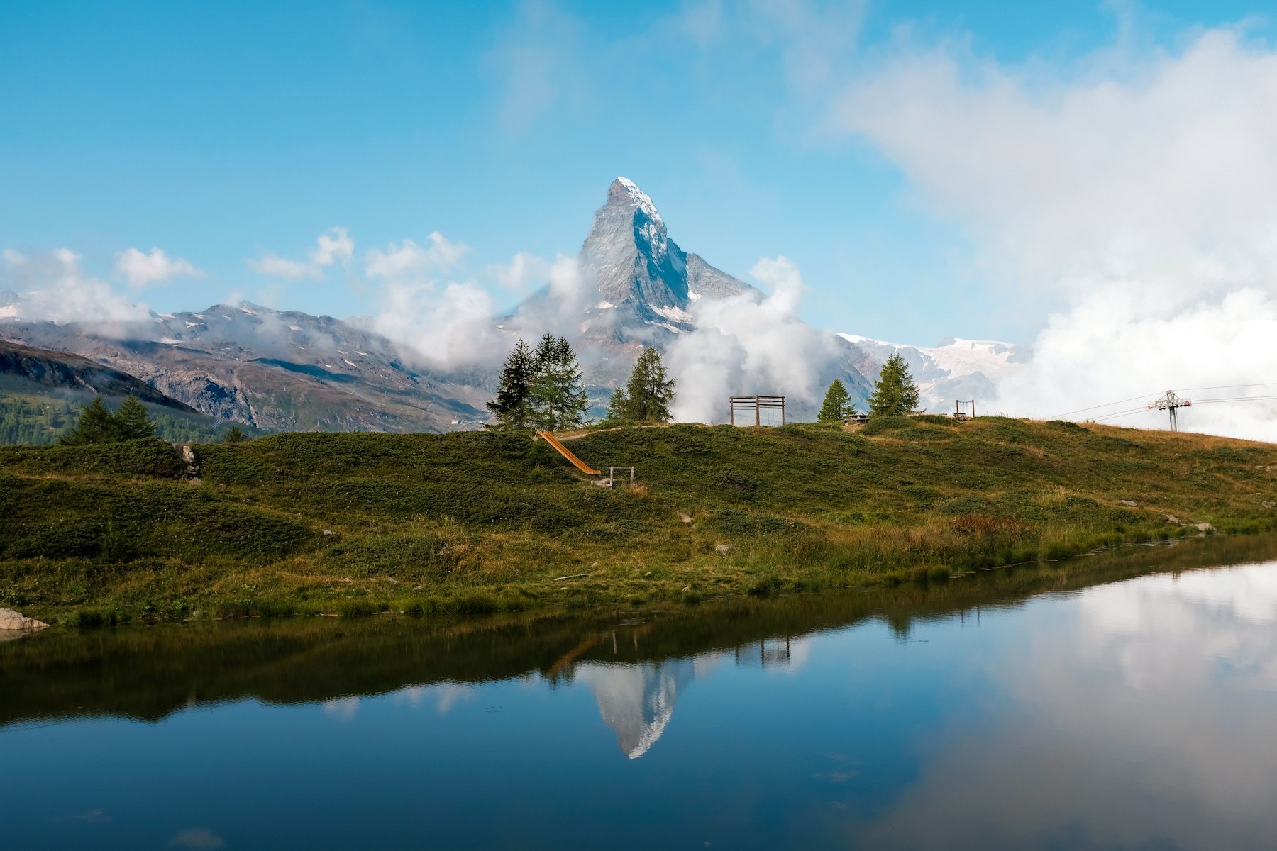 Puncak Matterhorn dengan pantulan di tasik berhampiran Zermatt